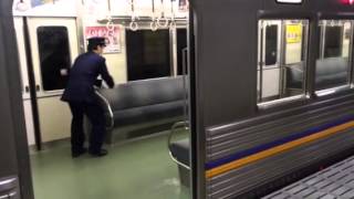 電車内に猫が…その後 (The cat takes the train)